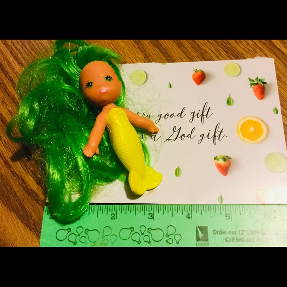 TWEENS NIA REGAL w/ 15 SURPRISES DOLL - Picture 7 of 13